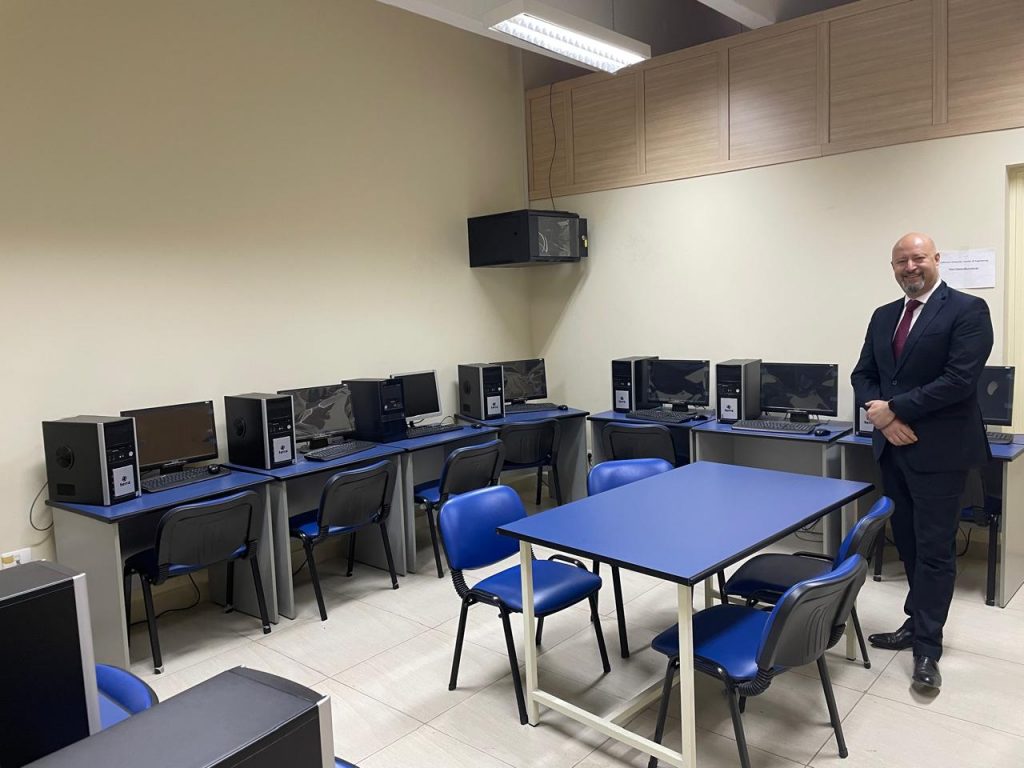 Remise d'ordinateurs à a faculté de génie de l'Université Libanaise 3